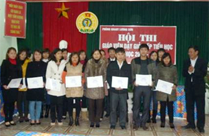 Ngành GD&ĐT Lương Sơn khen thưởng các giáo viên đoạt giải tại hội thi năm học 2012-2013.